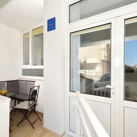 Arya Apartment *